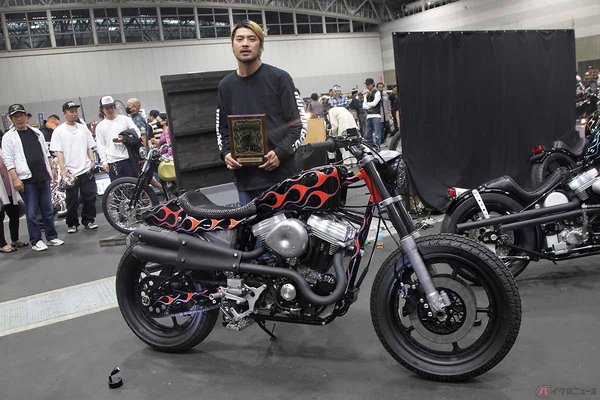 ハーレーのスポーツスターが対象となる“ベスト・スポーツヘッド”は東京からエントリーのヒューモンガスカスタムサイクルズが受賞。ワンオフ(一品もの)のモノショックフレームにファインチューンが施されたエンジンなどマニア垂涎のマシンに仕上げられています