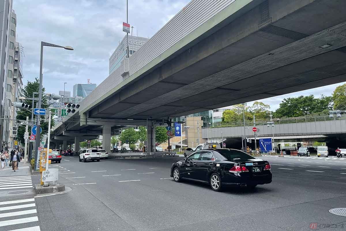 「六本木六丁目」の交差点では横断歩道を使って右折する