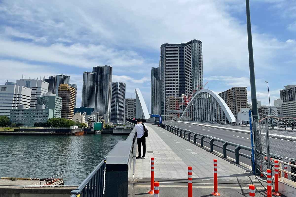 「築地大橋」の歩道は広く確保されている。車道は自転車の走行スペースも無く危険なので歩道を走行する