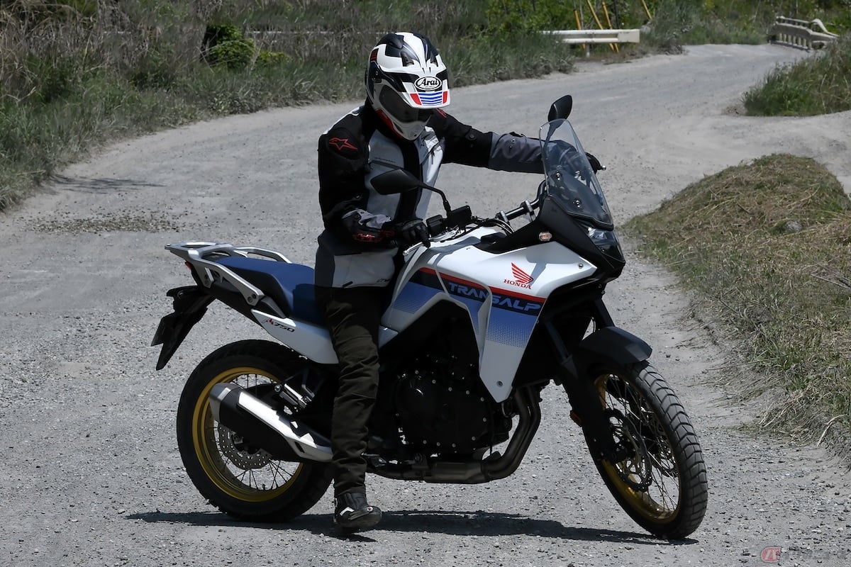 シート高は850mmで、座面が絞り込まれた形状で、地面に足をおろしやすいのも足つき性を良くしている