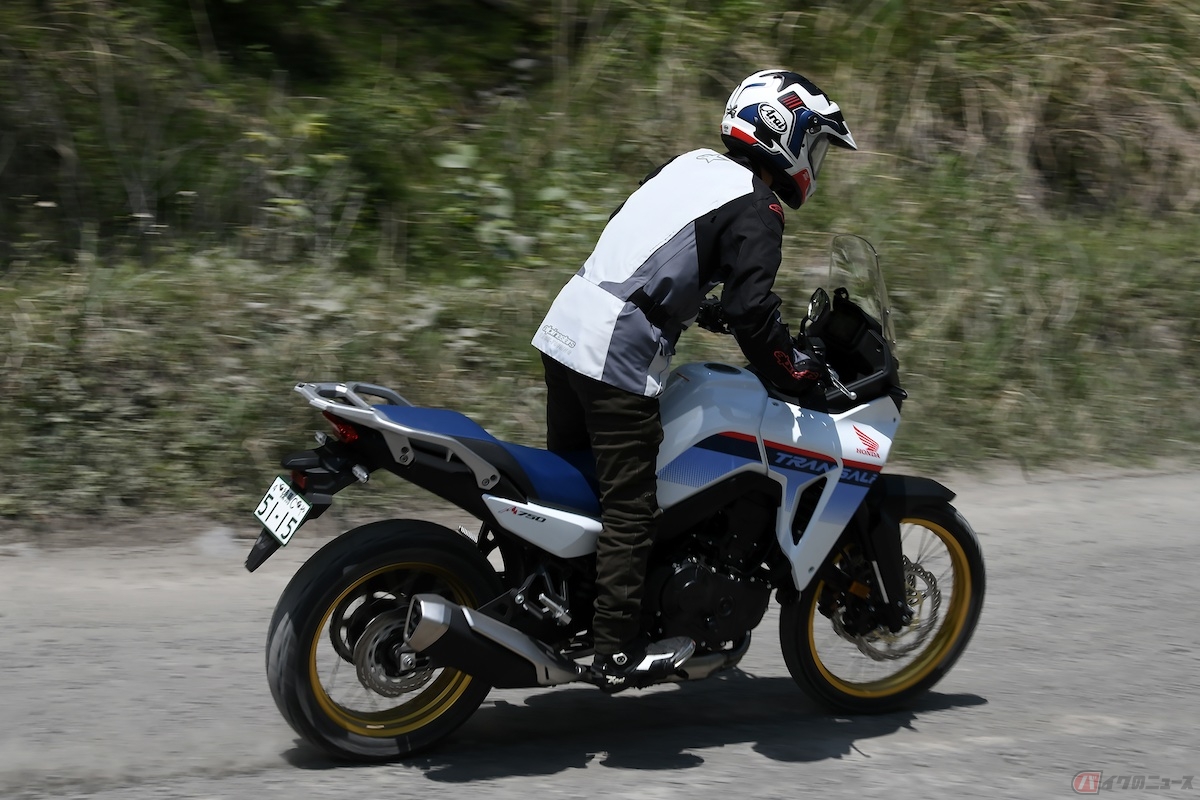 荒れた路面も気にせずに走れる走破性が追求されている