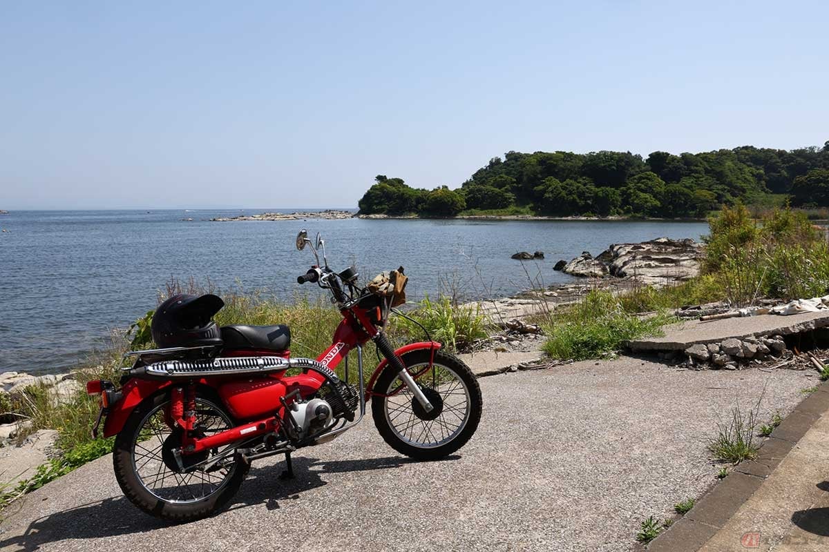 「海の幸 畑の恵 ぼーめん」が面している県道215号は、適度なワインディングと海の見える場所もあって手軽なツーリングルートになっている