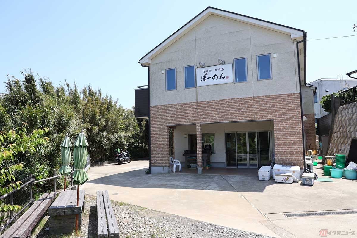 「海の幸 畑の恵 ぼーめん」の駐車場は、釣り船の「棒面丸」と共通で広いスペースが確保されている。グループで立ち寄ってもバイクを停めやすい