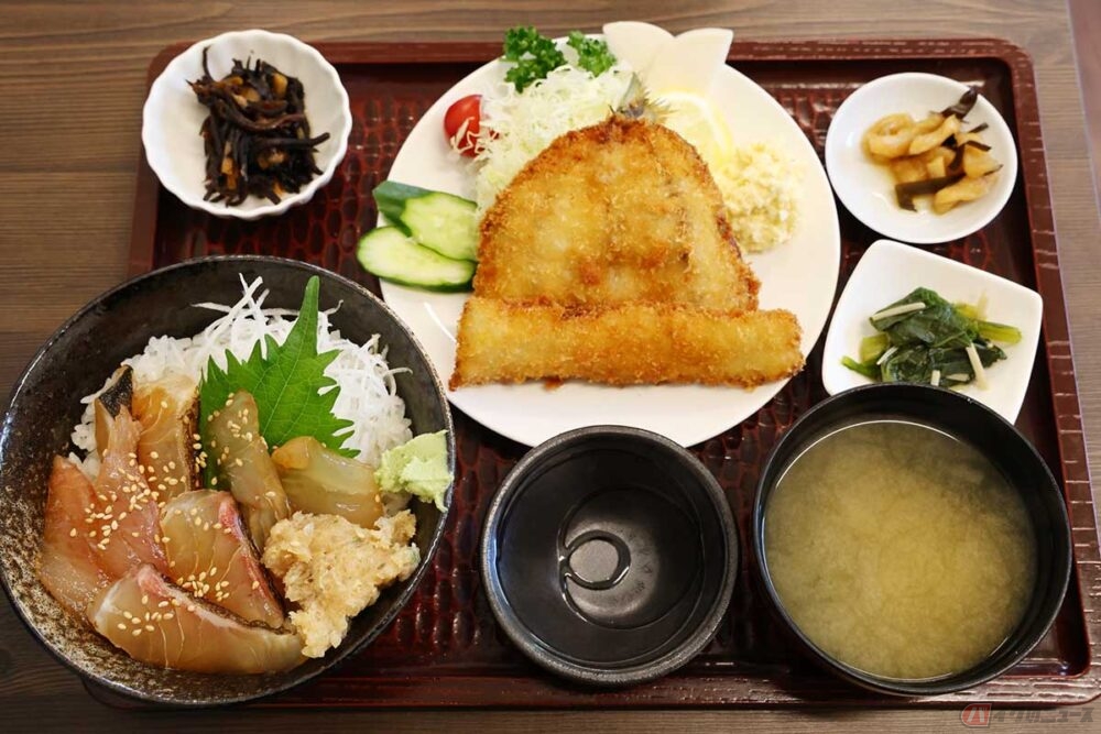 「海の幸 畑の恵 ぼーめん」の「ぼーめん定食」は、日替わり漬け丼と地魚フライのセット