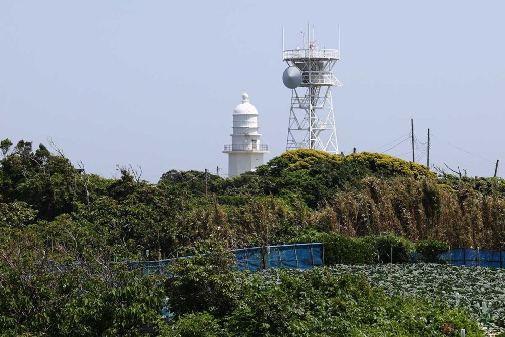 剱崎灯台は、1871年に初点灯した日本で7番目の洋式灯台。そこから更に降りていくと綺麗なビーチに出た