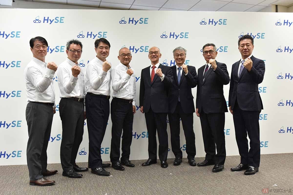 「水素小型モビリティ・エンジン研究組合」 設立に関する報道関係者説明会の参加者。ヤマハの日高社長、カワサキの伊藤社長、スズキの鈴木社長、ホンダ執行役 二輪パワープロダクツ開発生産統括部長の塚本氏やHySE理事長候補の方々が出席しました