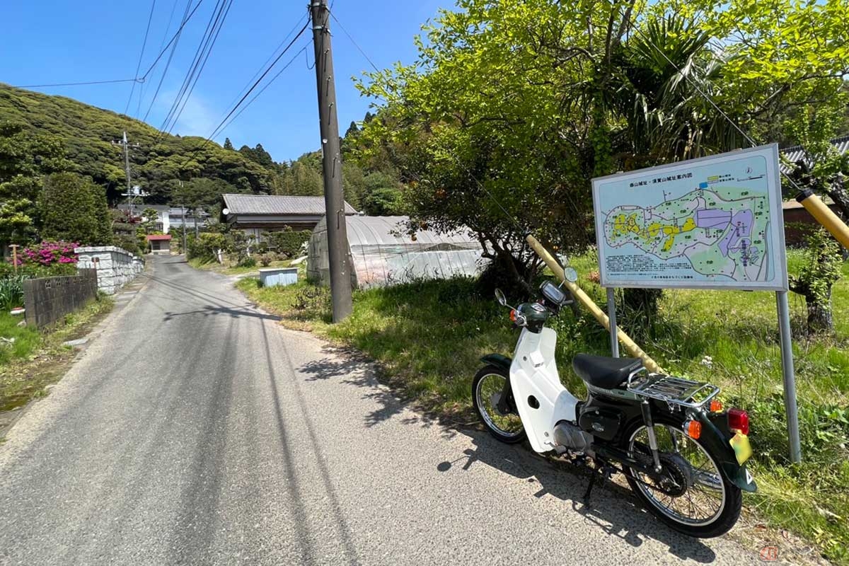 地元の方に教えていただき「森山城」の入り口へ。道端には城址の構造を詳しく解説した案内図が設置されていた