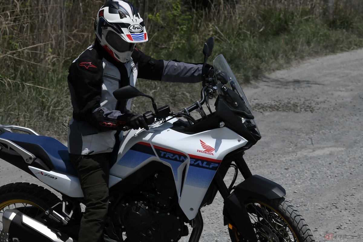 ハンドル切れ角を左右それぞれ42度と広く設定し、小回りが効く仕様とした