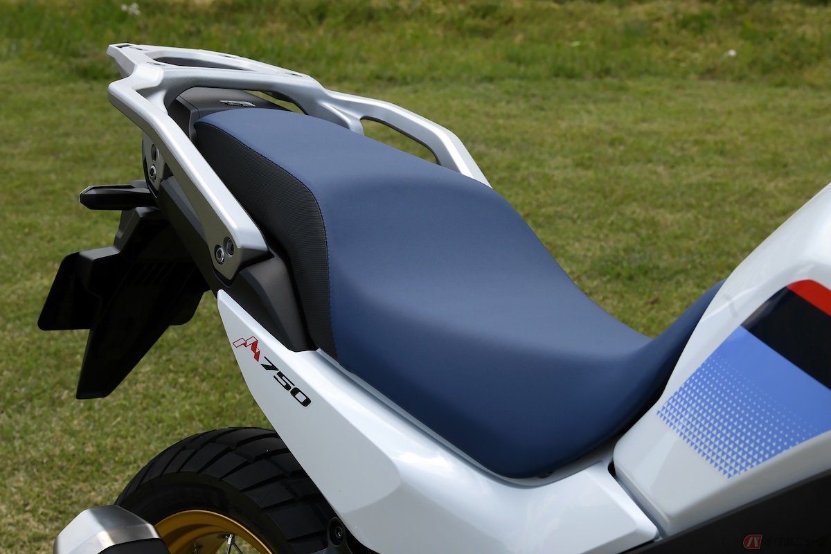 絞り込まれたシート形状によって足つき性に優れている