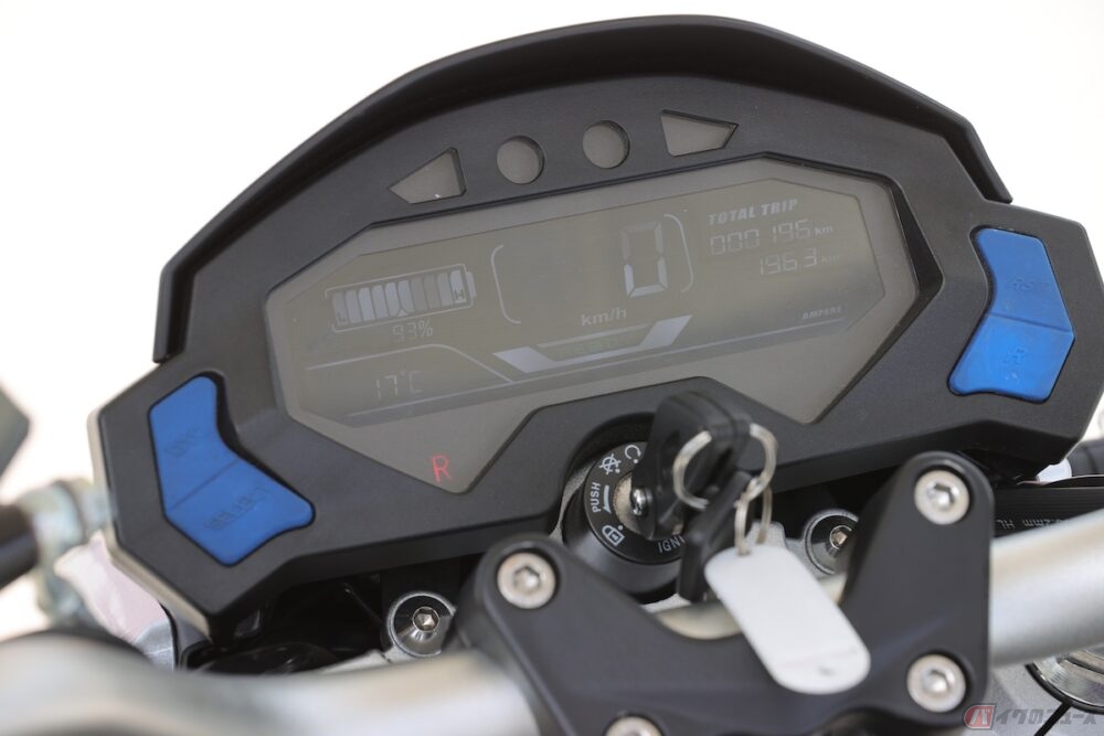 大きくて見やすいメーターには、スピードや電池残量、気温計まで表示される