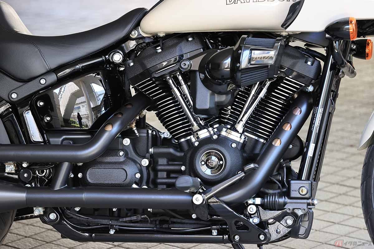 エンジンは117キュービックインチ(約1923cc)を誇るミルウォーキーエイトを搭載。ボア×ストローク/103.5mm × 114.3mm、パワーは105HP(78 kW)/ 5020rpm、トルクは168Nm/3500rpmを発揮します
