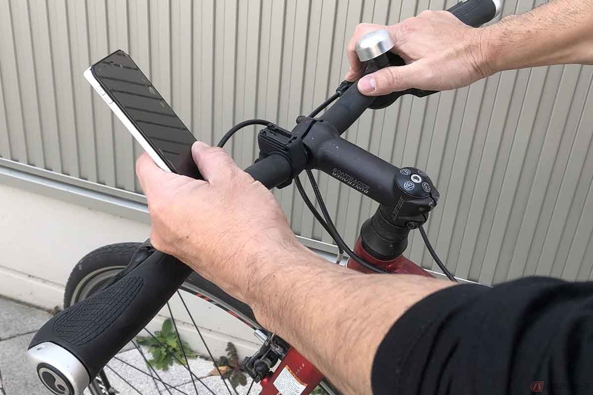 クルマもバイクも自転車も、「ながら運転」は危険な行為。スマホの確認は安全な場所に停止した状態で