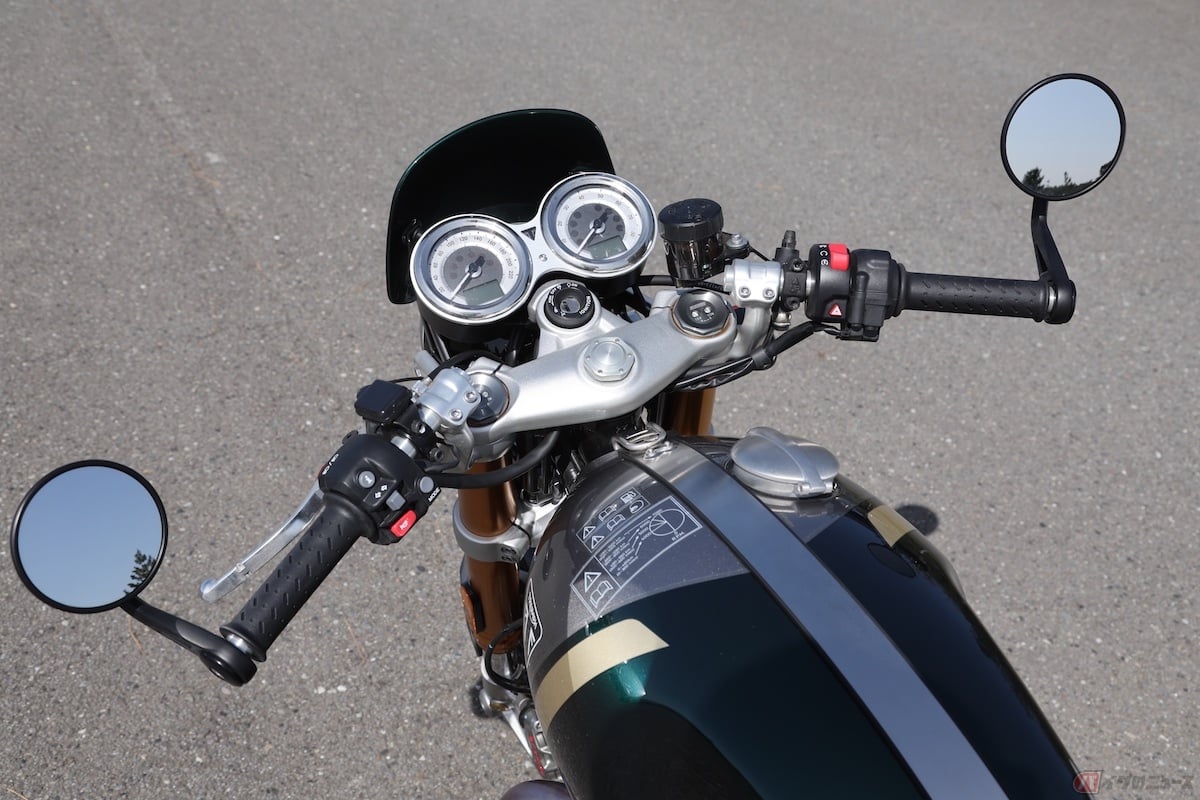 細くて長めのタンクにスチールのタンクベルト、エノット型のタンクキャップがポイント