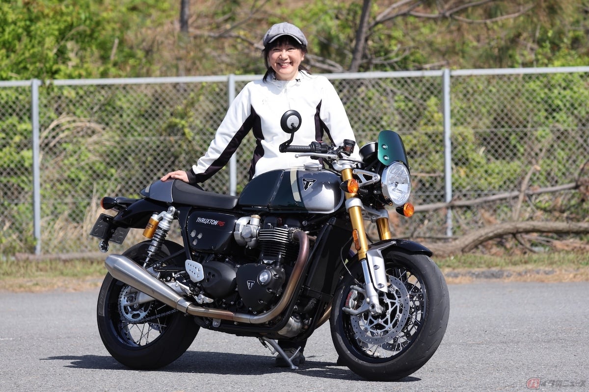 トライアンフのスラクストンRSと筆者(守田二草)