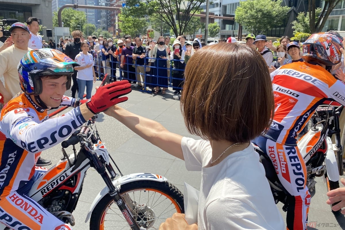 二人のライダーとしっかりハイタッチしてきました!