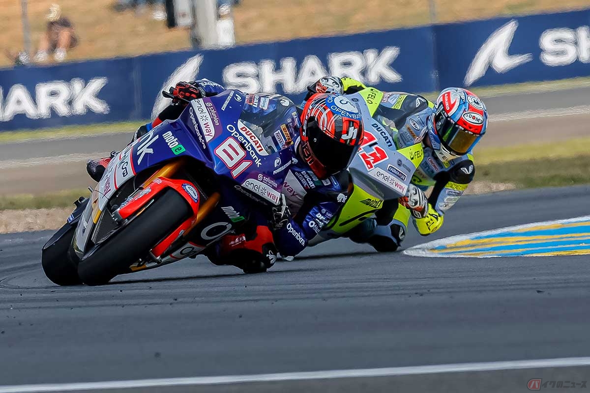 フェラーリ選手(#11)は最終ラップでジョルディ・トーレス選手(#81)からトップを奪った