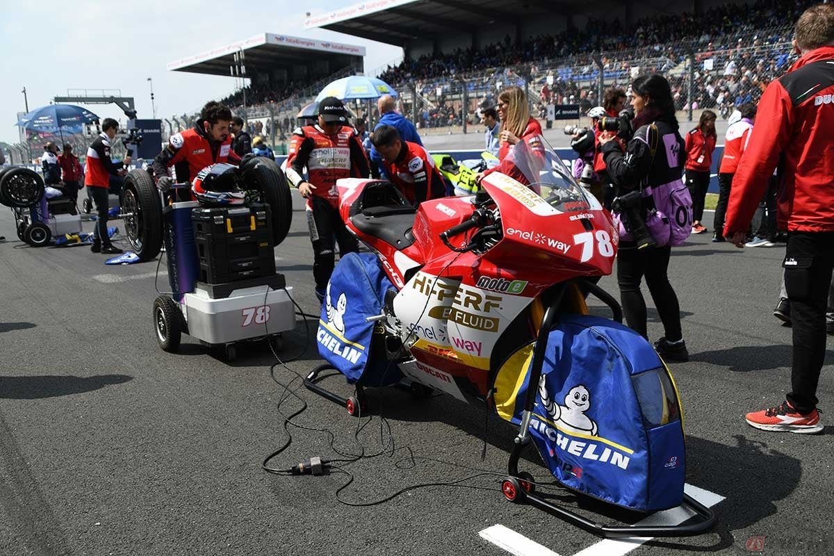 グリッドでスタートを待つ大久保選手のMotoEマシン