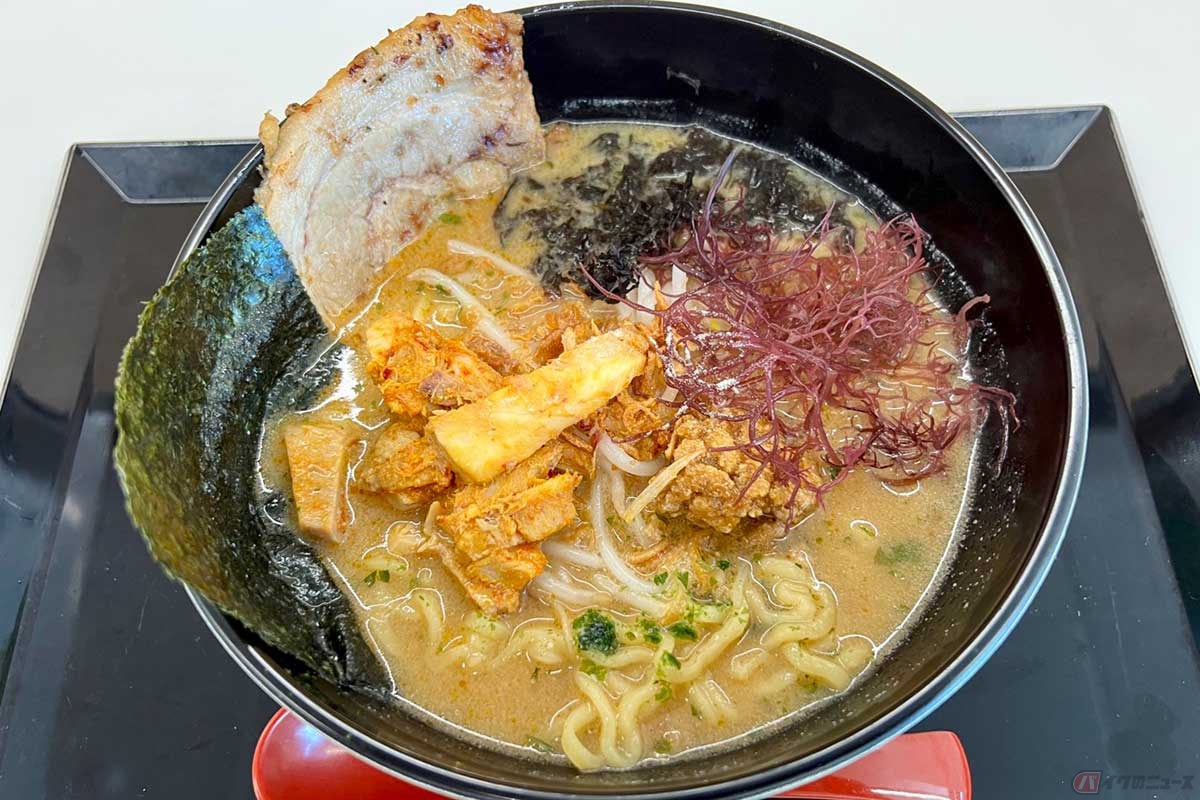 東関道「酒々井PA」(上り)の限定メニュー「千葉味噌らーめん」(1200円)は、トッピングが充実した“高級”ラーメンだった。味噌の風味と磯の香り、炙りチャーシューの肉感が絶妙なバランス