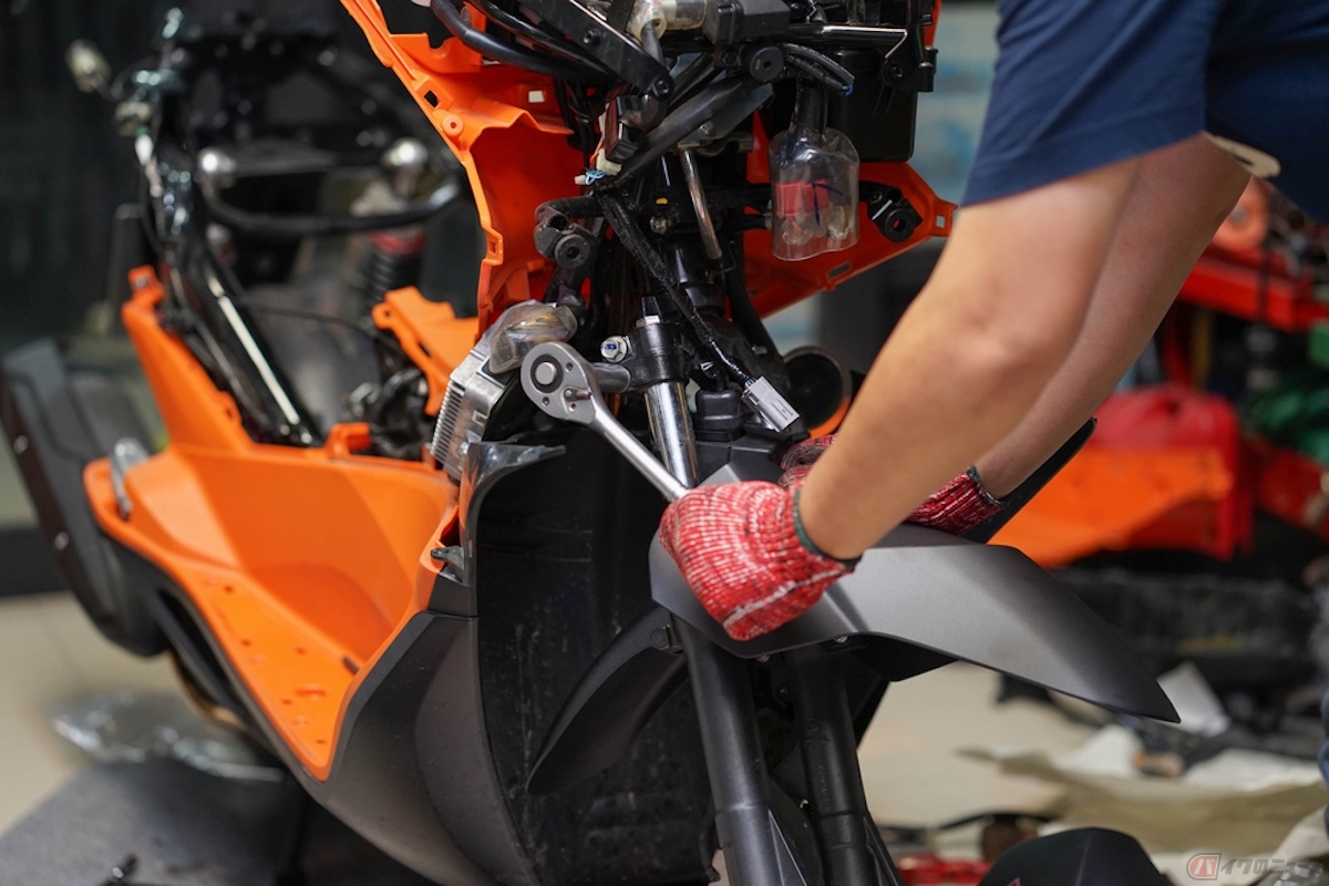 251cc以上のバイクは、車検時の印紙代、4年分の軽自動車税、初回時に払う3年分の重量税、車検時に払う2年分の重量税を合計すると3万5200円プラス最低限の車検代行費用が必要
