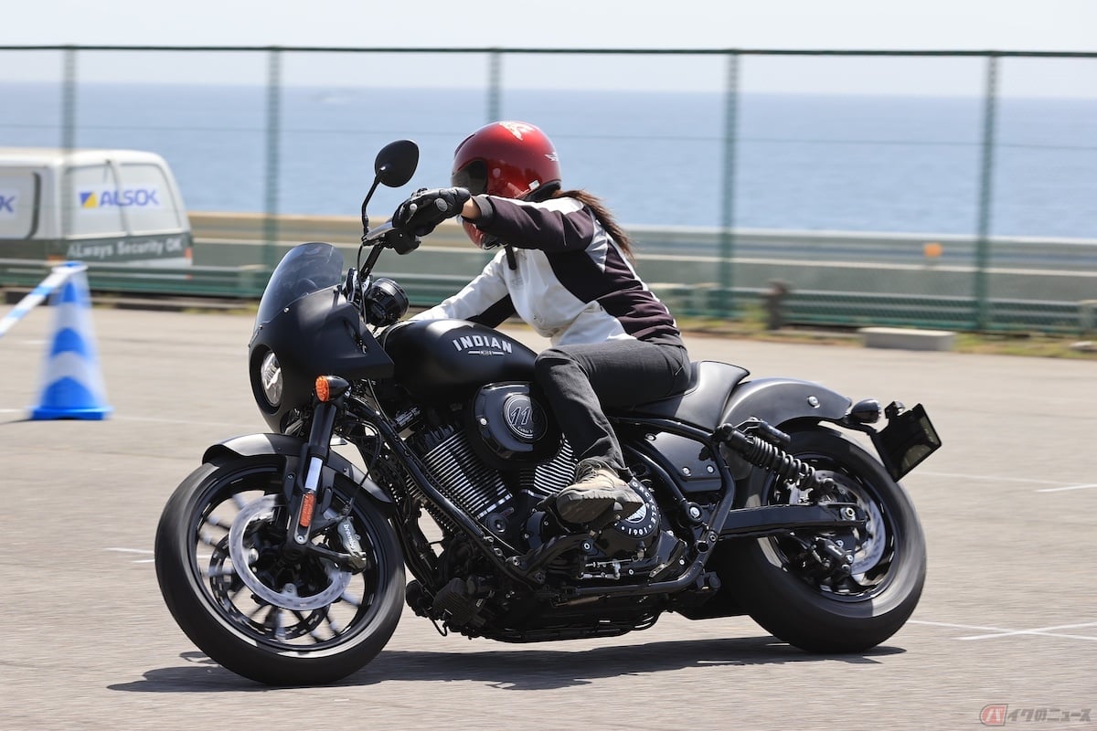 コーナーの立ち上がりの加速は、重量級だからこその爽快な乗り味!