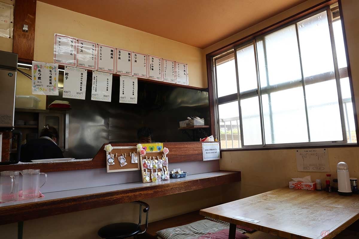 店内はテーブル席がふたつに座敷のテーブルがふたつ。メニューは壁に貼ってある