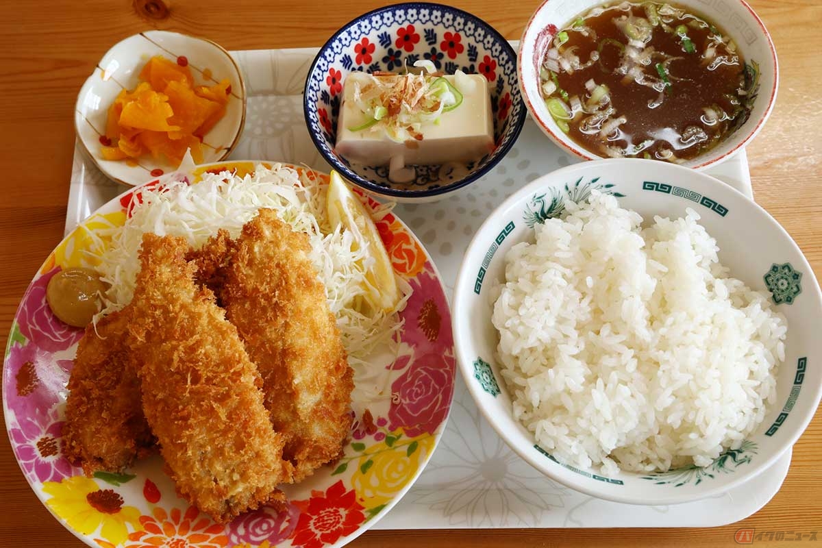 「らーめん　よしべ」の「アジフライ定食」（850円）。アジフライは半身が3枚。中華スープだけがラーメン屋の定食であることを主張している