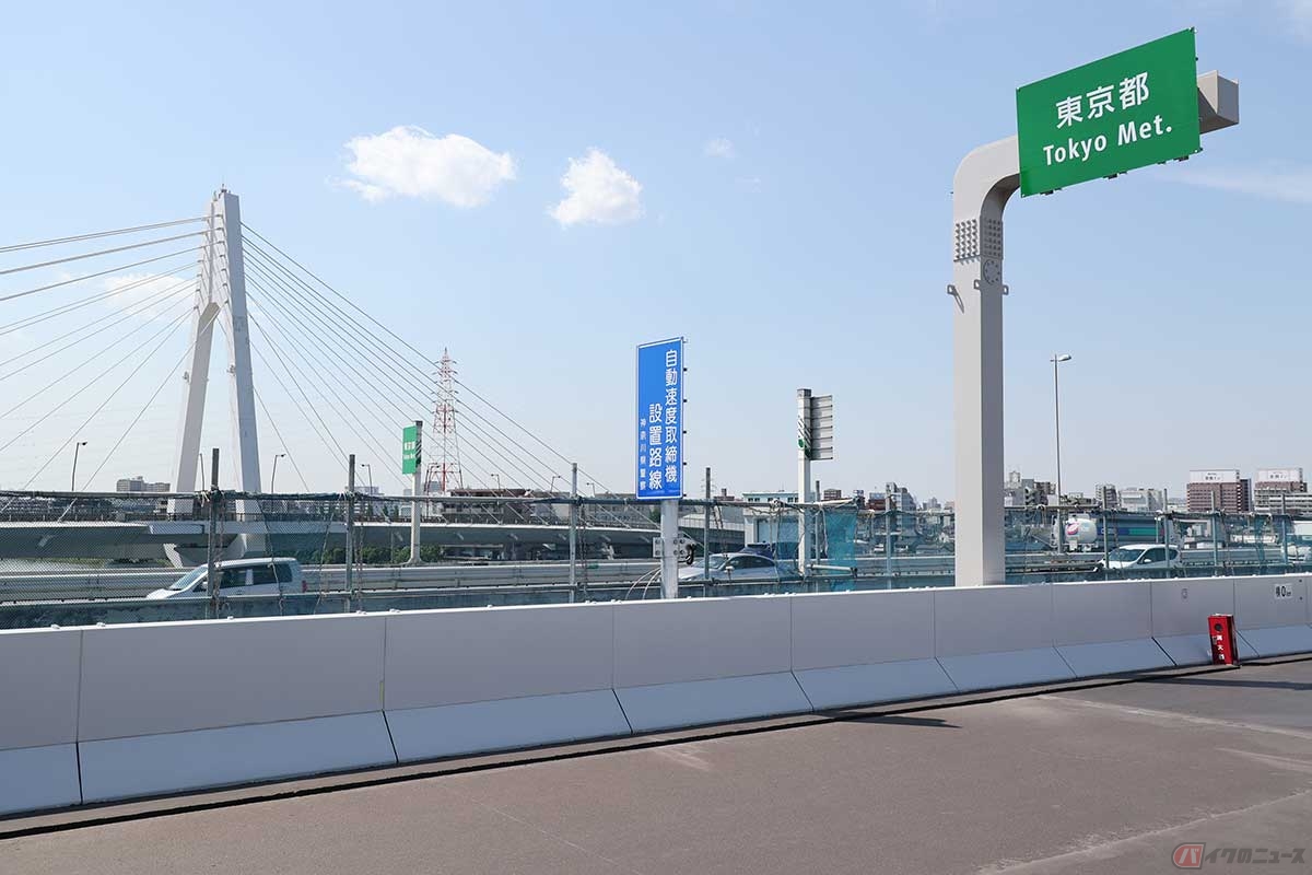 既設橋に寄り添う形で組み立てられ、ほぼ完成した状態で架け替えを待つ新設橋(2023年5月16日撮影)