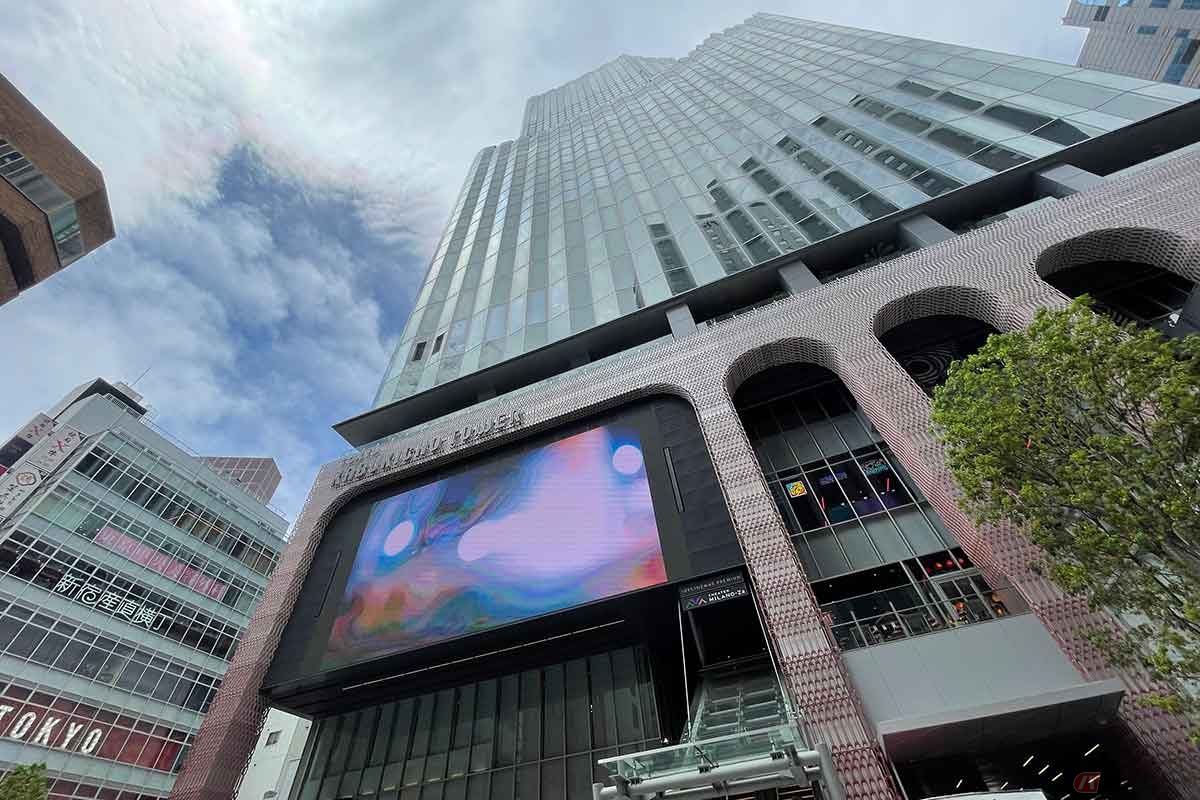 ポタリングのスタートは、2023年4月に新宿・歌舞伎町のど真ん中にオープンした「東急歌舞伎町タワー」から