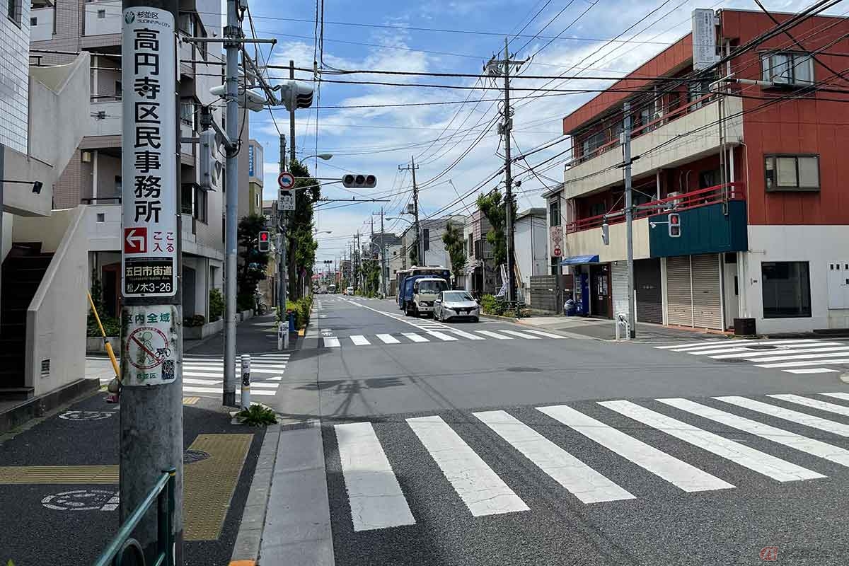 「五日市街道」に入ると静かな道路に変わる