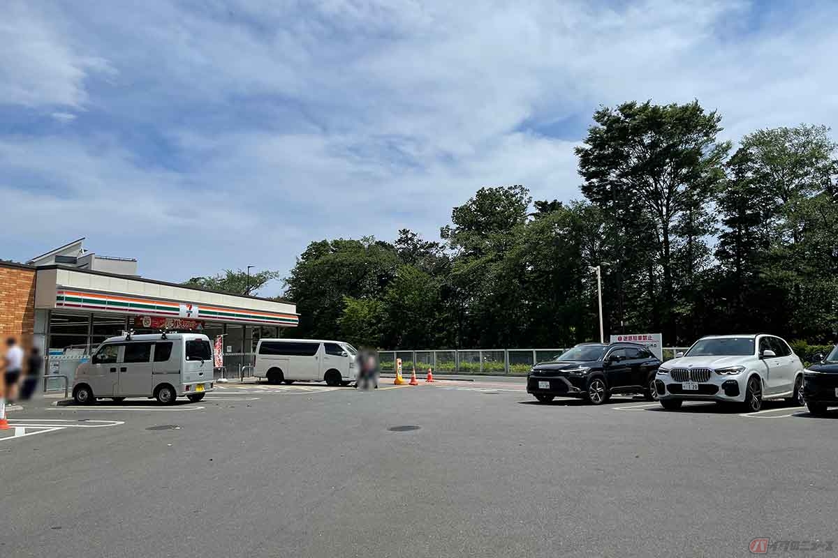「人見街道」沿い、「玉川上水」手前にあるコンビニエンスストア。駐車場もかなり広い