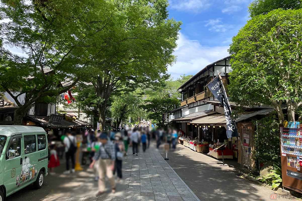参道には「深大寺そば」や甘味を楽しめる茶屋が並ぶ