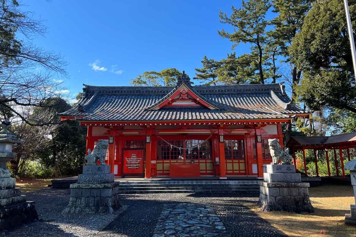 鮮やかな朱色は「井伊の赤備え」をイメージさせる鮮烈なもの。鬼門に位置しながらも明るさと力強さを感じさせる神社だった