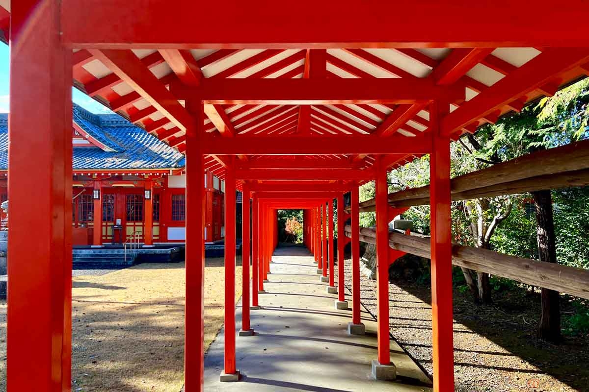 裏鬼門のイメージとは逆に、鮮やかな朱色の神社や鳥居は明るく、むしろ縁起の良い地に思える