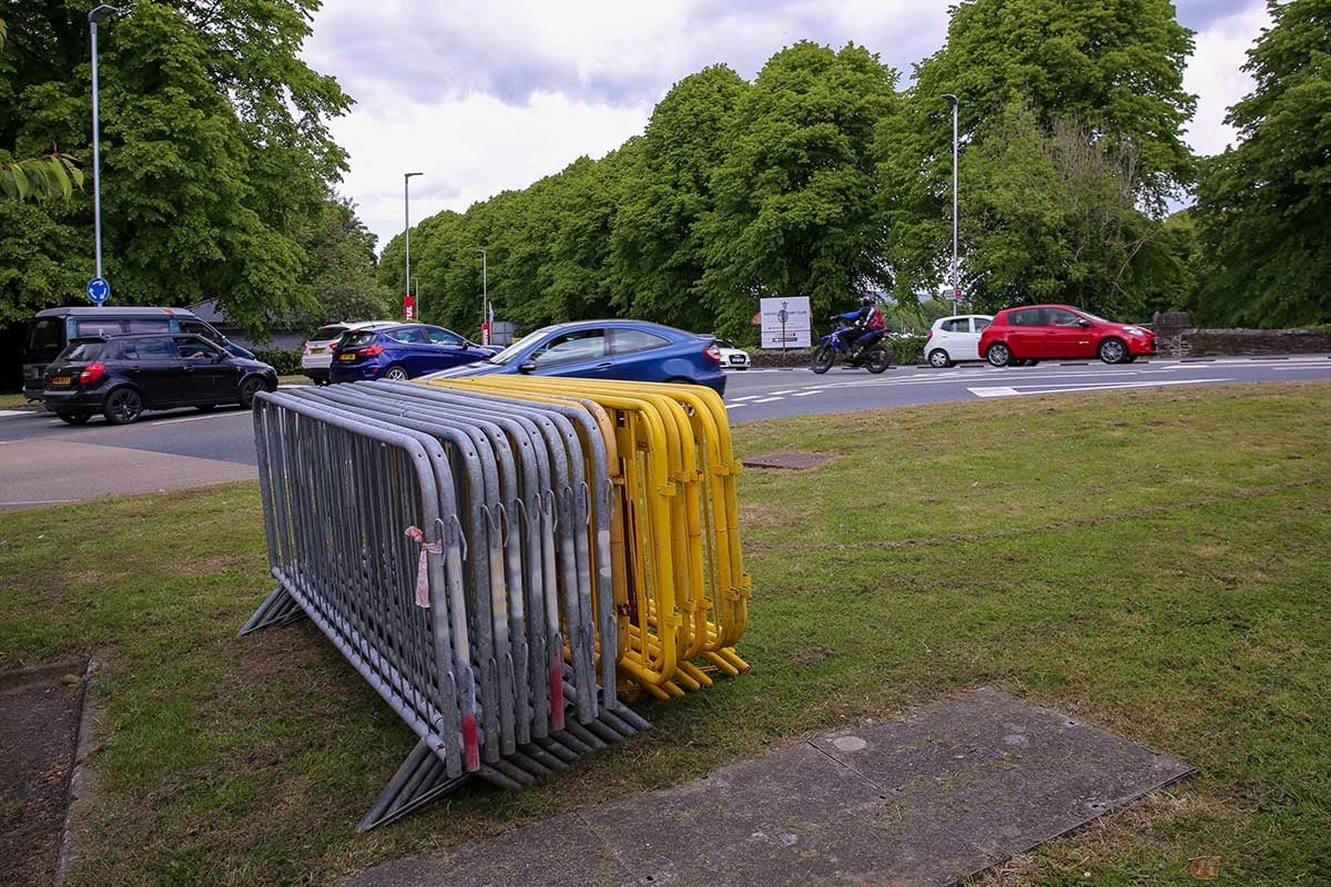 「TTレース」開催時に道路閉鎖するためのフェンスが、TTコース各所の道路際に準備されはじめた様子。クオリファイとレース時は道路閉鎖1時間くらい前から閉鎖となり、走行終了後はただちにロードオープンとなる。クオーターブリッジにて(写真/小林ゆき)