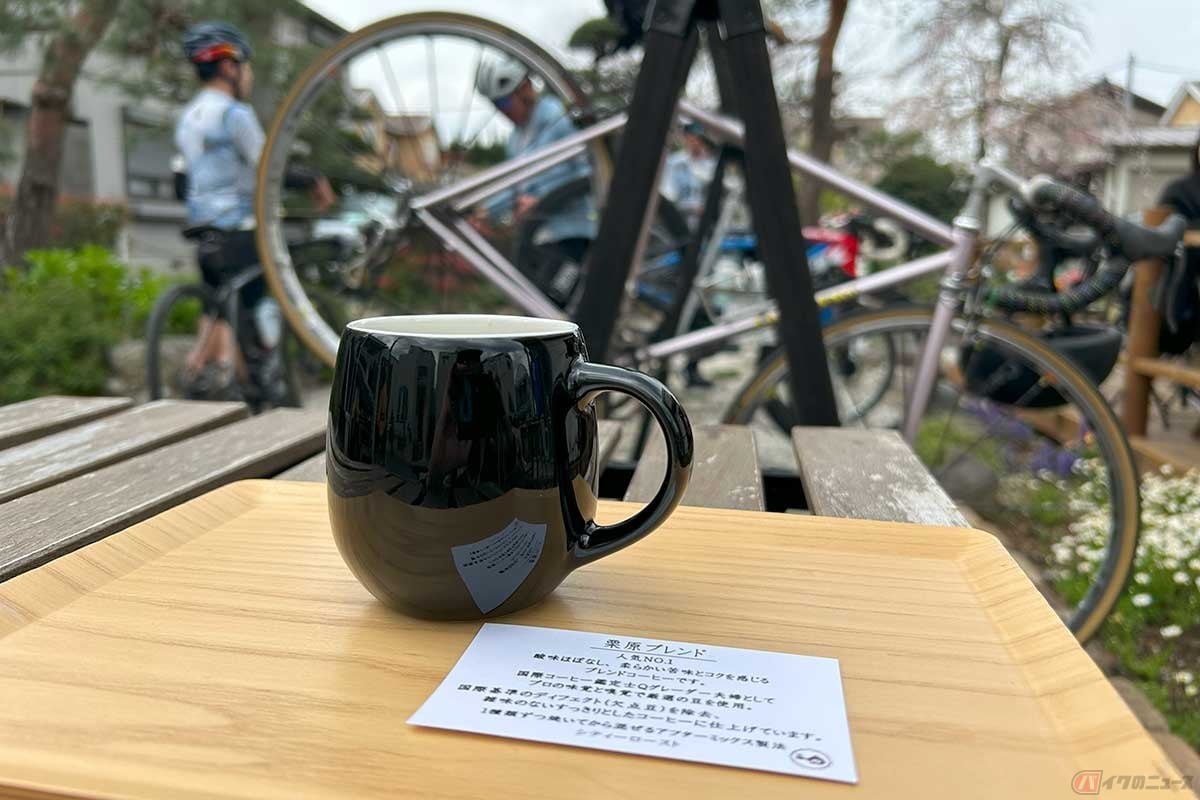 『KURIHARA COFFEE ROASTERS』の人気NO.1は、店の名を冠した「栗原ブレンド」(500円)。店内に飲食席は無いが、テラス席や店舗前のスペースで思い思いにコーヒーを楽しめる