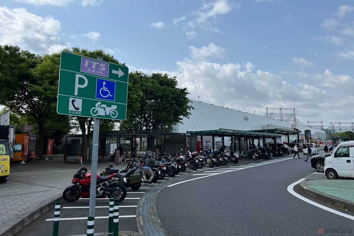 バイク乗りの利用者も多く、歩行者エリアと自動車通路の中間スペースにもバイクを停められるようになっていて便利