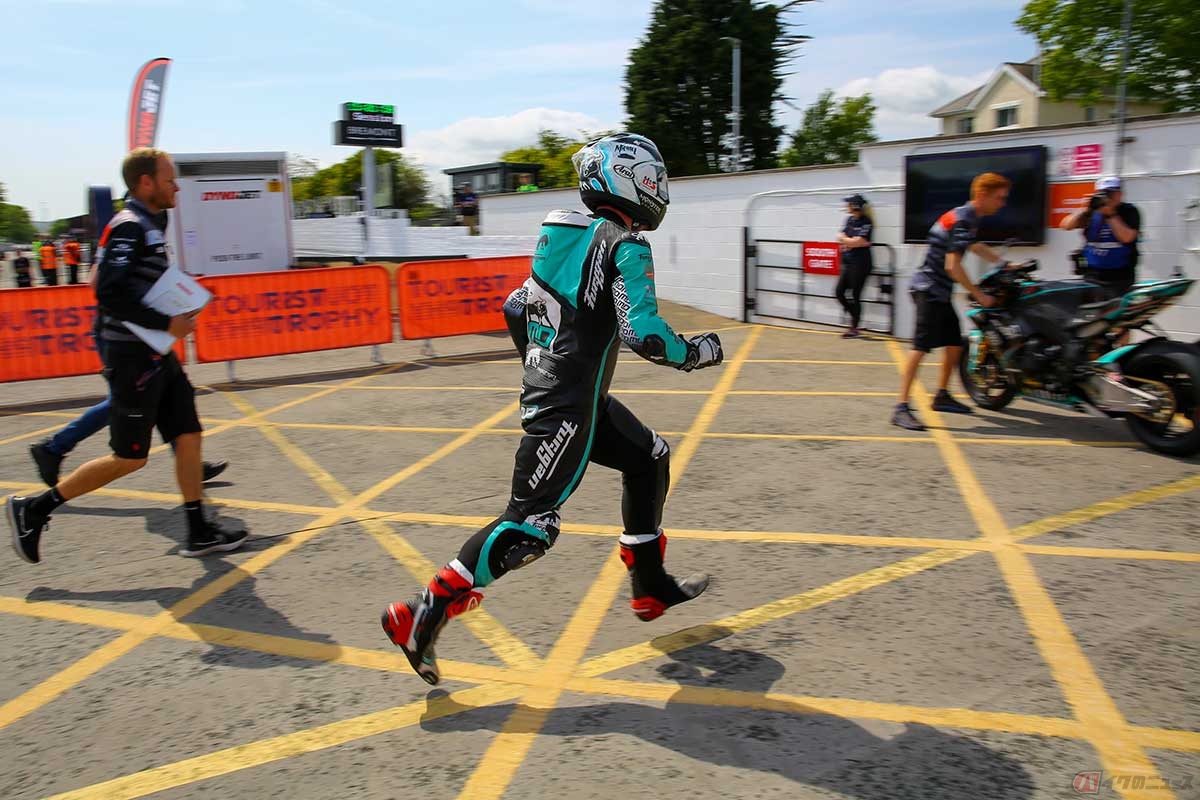 予選初日に全ての2輪クラスでトップタイムを刻んだマイケル・ダンロップ選手。クオリファイは2クラスずつ混走で行なわれる。TTレースは複数クラスにエントリーする選手がほとんどなため、走行途中で乗り換える必要がある。1日の走行で数周しかできないため、セッティング変更などのためにも、より多く走りたいという気迫が感じ取れる（写真／小林ゆき）