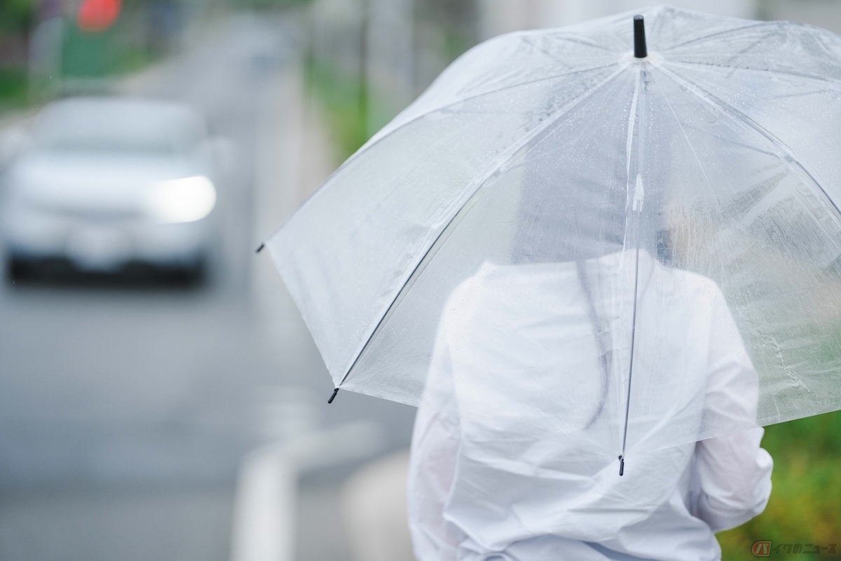 走行時の勢いで水や泥を歩行者へはねさせてしまうと「泥はね運転違反」が適用される可能性がある