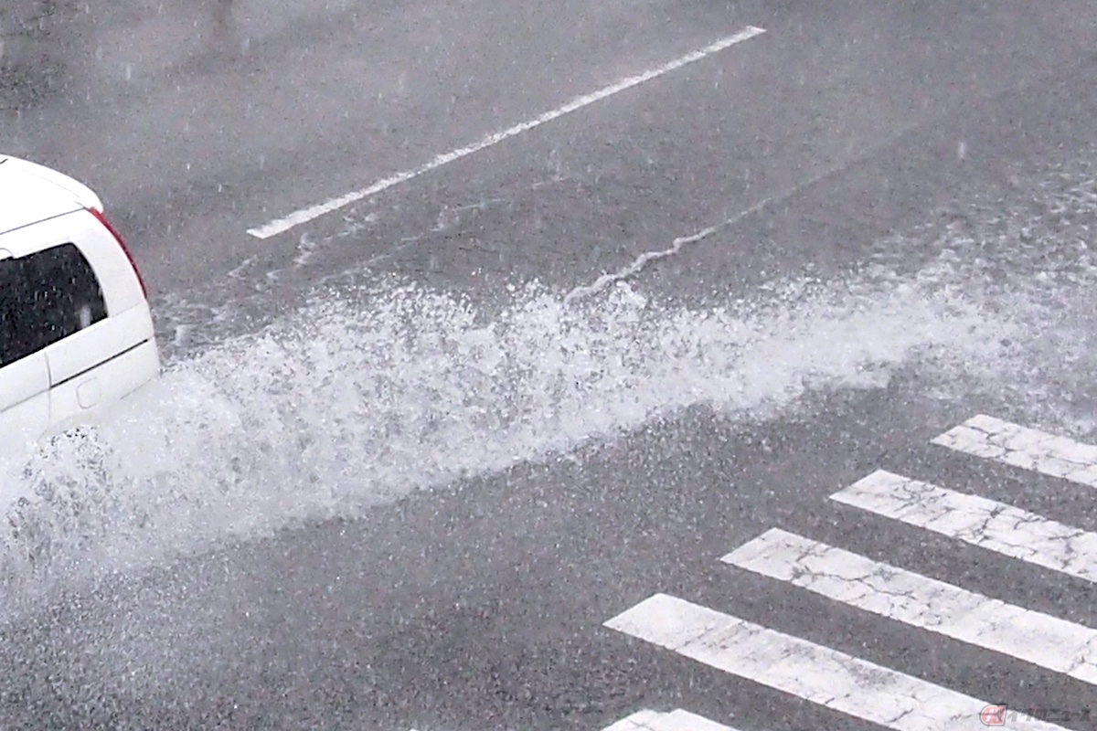 歩行者に水や泥をかけてしまう「泥はね運転違反」にも注意