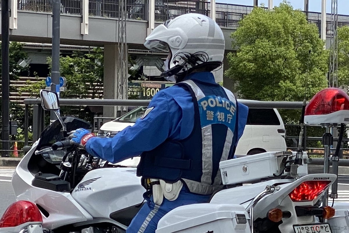 白バイ隊員は、フルフェイスヘルメットではなくジェットヘルメットを採用している