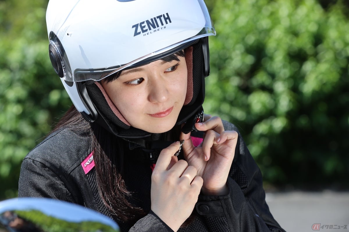 近くの距離であっても、バイクに乗るとき、あご紐もしっかり締めて必ずヘルメットを被りましょう