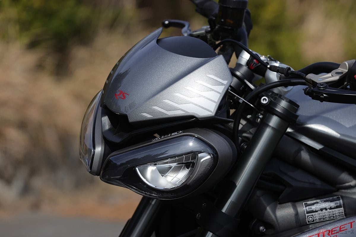 トライアンフ「ストリートトリプルRS」の独特なフロントフェイス