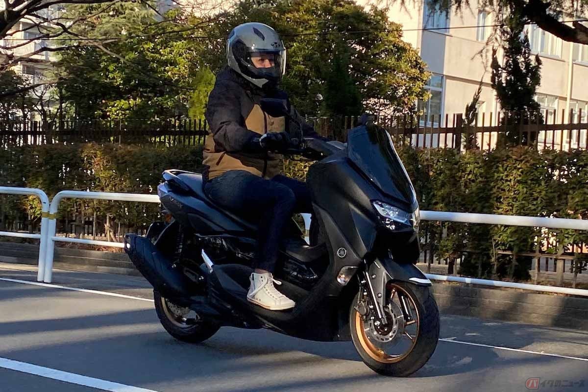 ヤマハ「NMAX」の走りを楽しむクリスさん