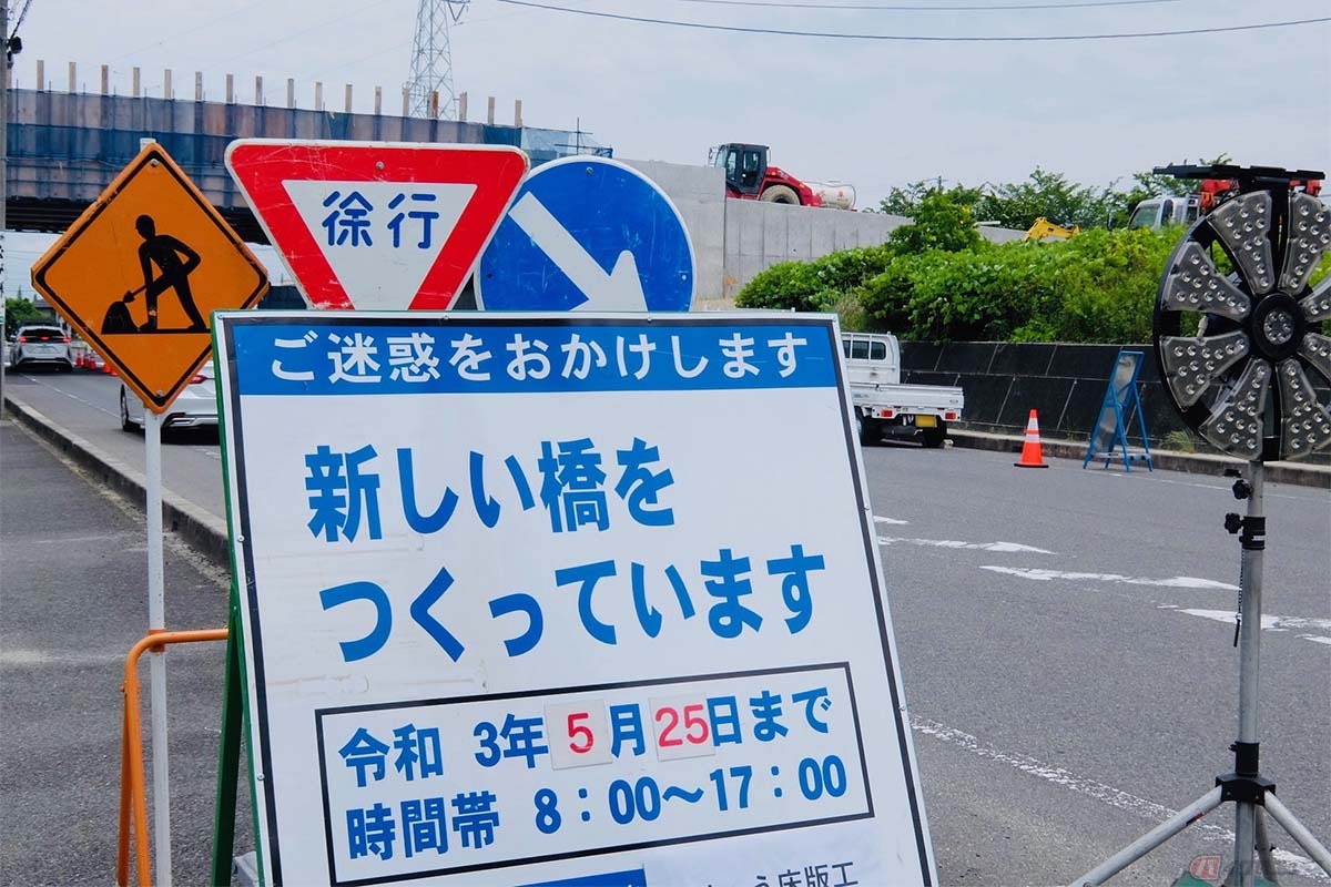 工事現場などで見られる、標識ではない徐行の注意喚起は法的効力ないが危険な場所に変わりはないので徐行する事が重要