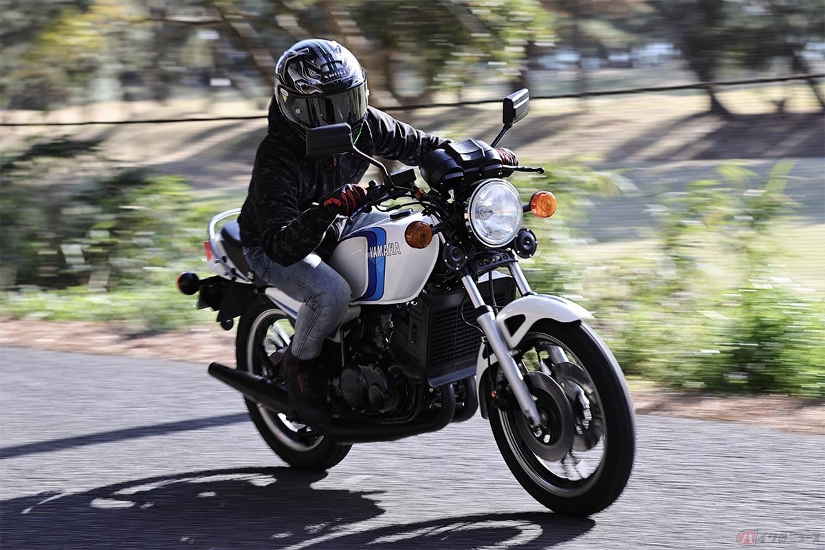 ヤマハ「RZ350」の2ストならではの軽快さとパワーを楽しみながら走行する石塚健選手