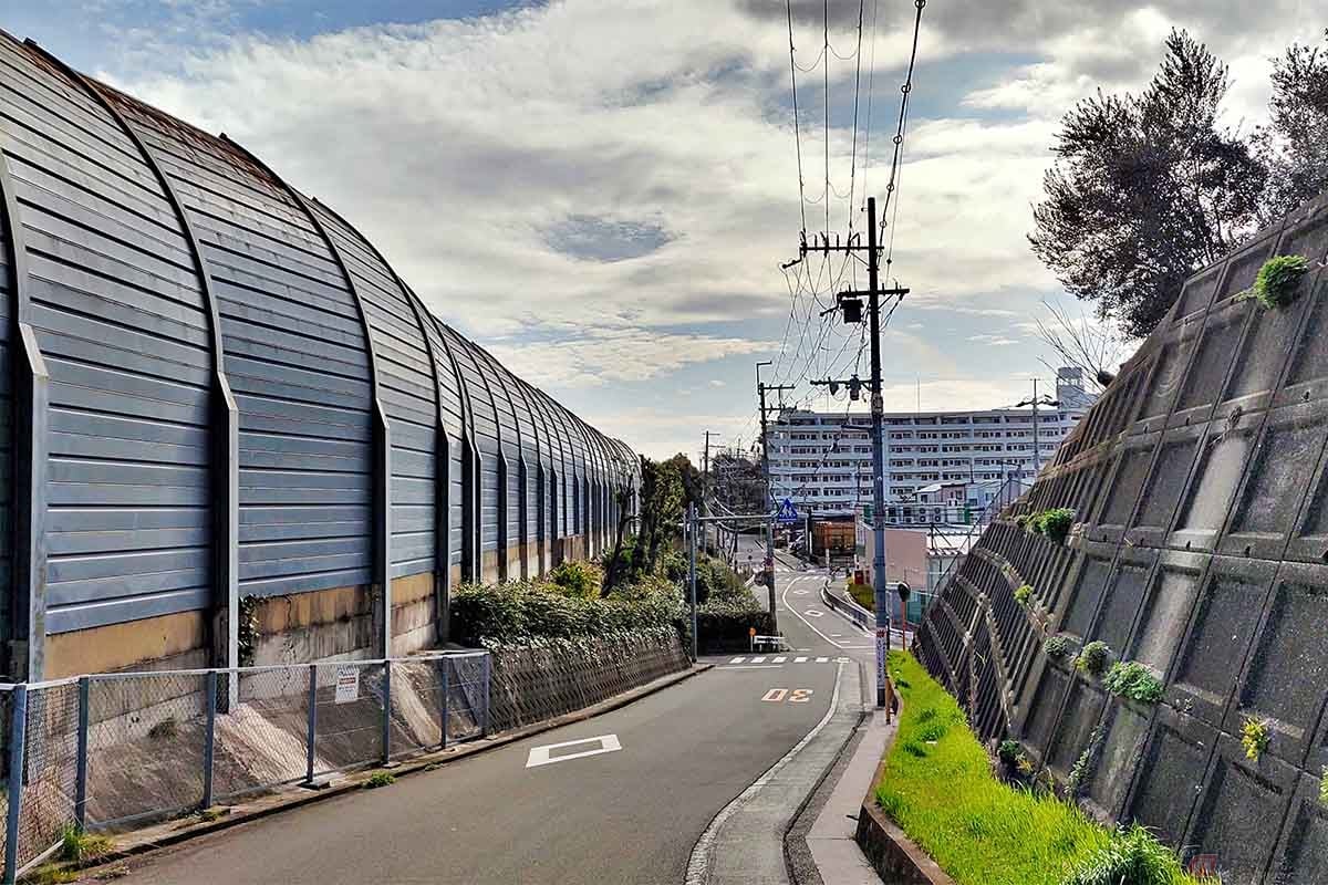 高速道路の遮音壁に採用される素材は周辺の環境によって決定される