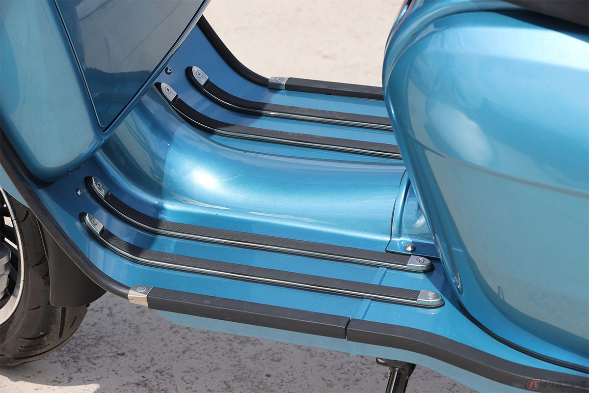 ロイヤル・アロイ「GP125」の足元は広々していて乗りやすい