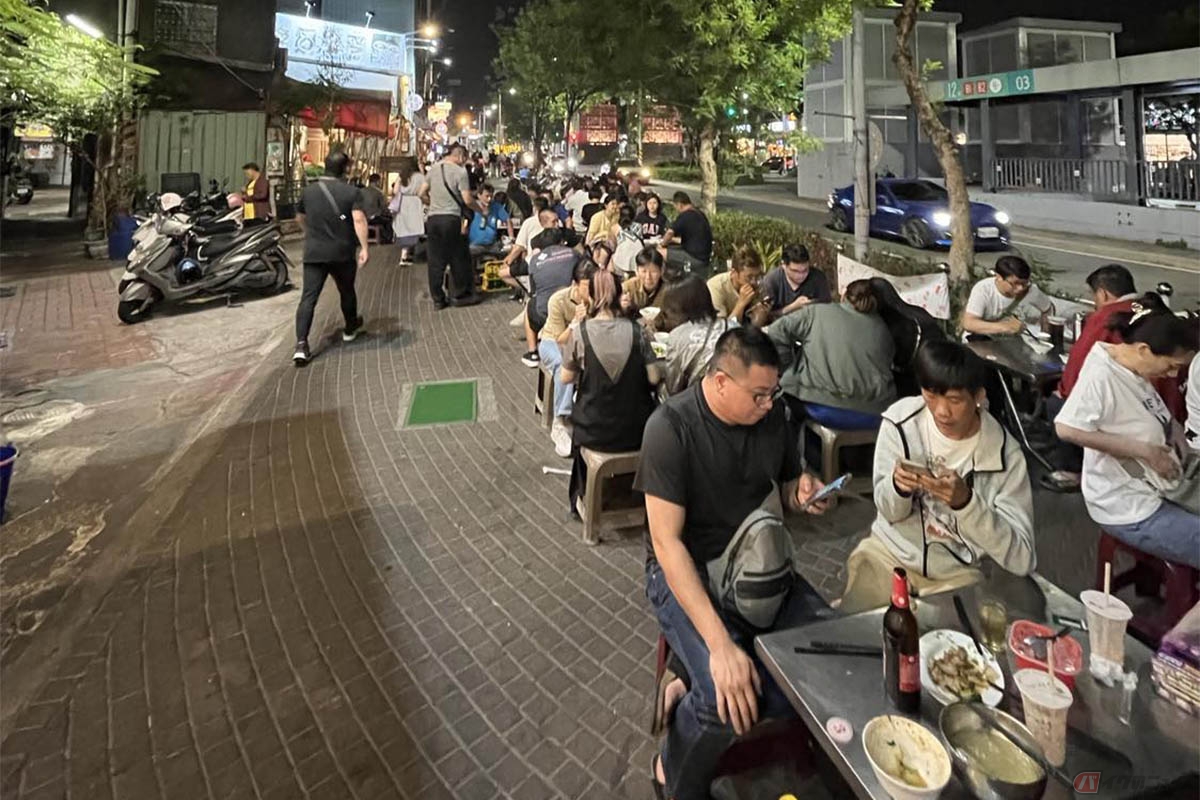 路上駐車だけでなく路上飲食も多い