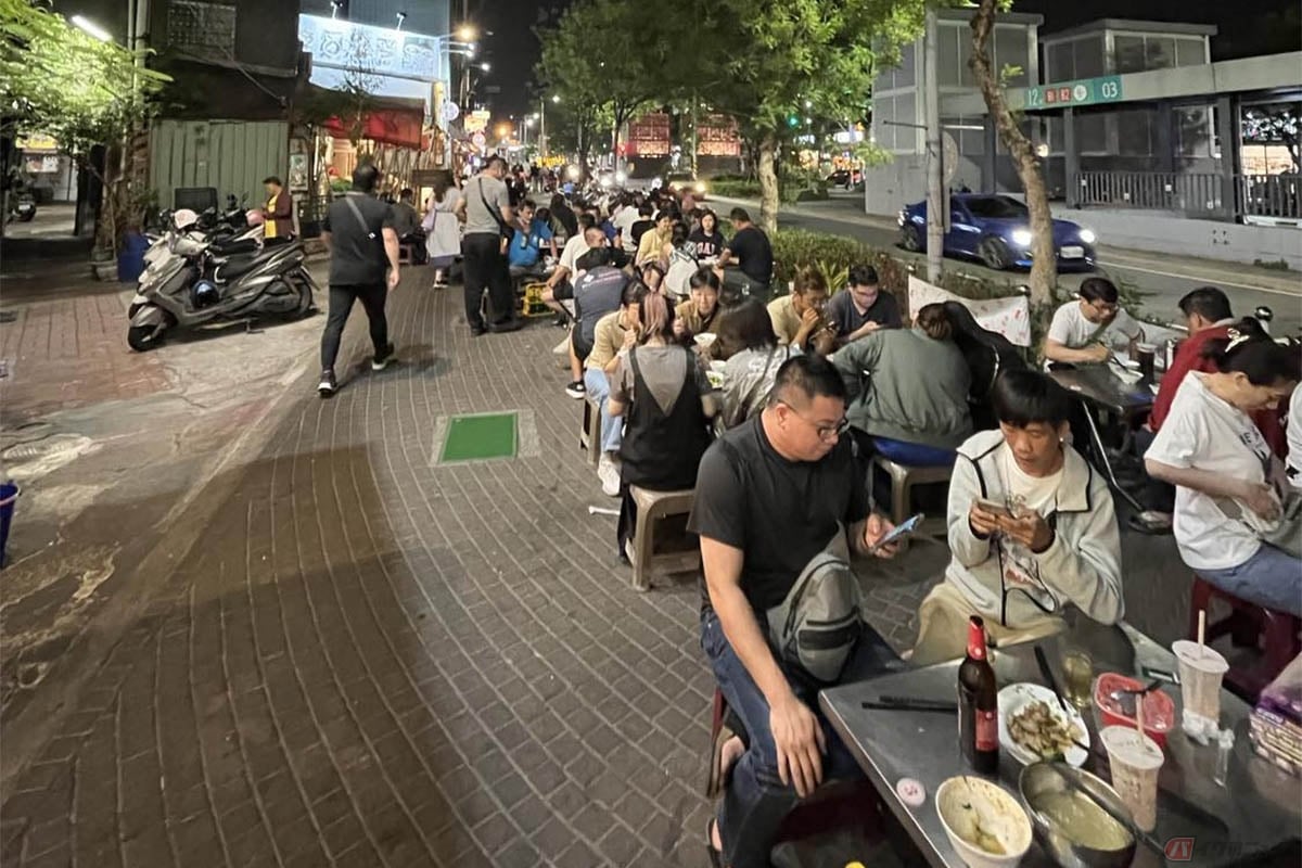 路上駐車だけでなく路上飲食も多い