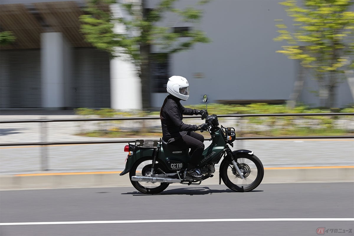 歩道の縁石が黄色い実線でペイントされている場所は駐停車禁止